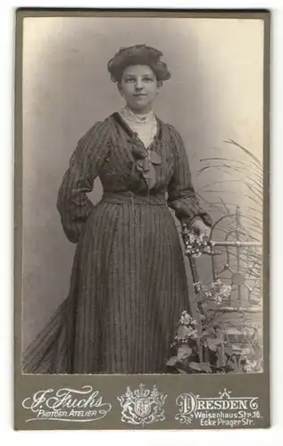 Fotografie Atelier Fuchs, Dresden, Dame mit Schmuck Halskette im modischen Kleid