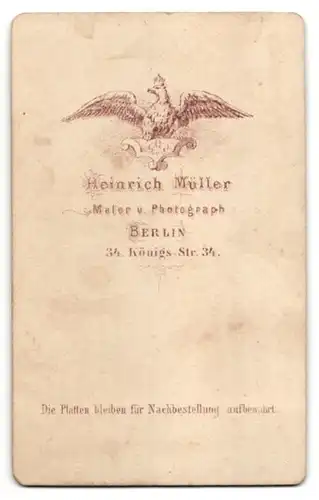 Fotografie Heinrich Müller, Berlin, Portrait Edelmann trägt Anzug und Fliege