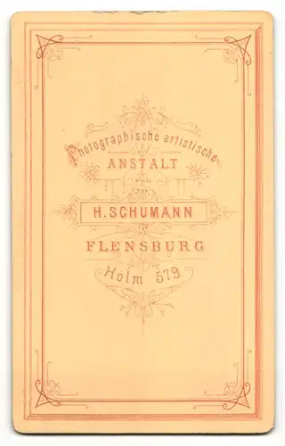 Fotografie H. Schumann, Flensburg, Portrait Edelmann trägt Anzug und Fliege