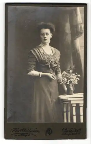 Fotografie Albert Dobberkau, Berlin, elegante Dame im Kleid mit Halskette