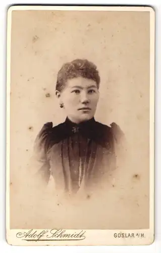 Fotografie Adolf Schmidt, Goslar, Portrait junge Frau im Kleid mit Brosche