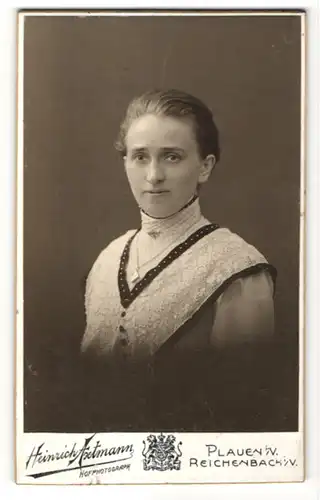 Fotografie Heinrich Axtmann, Plauen i. V., Portrait Frau trägt Weste mit Spitze, Schmuck Halskette