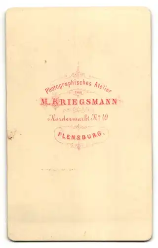 Fotografie M. Kriegsmann, Flensburg, Ehepaar modisch gekleidet