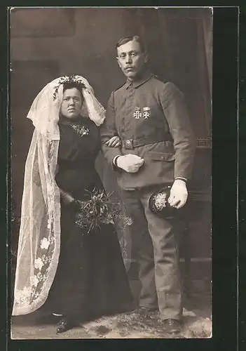 Foto-AK Feldgrauer mit Orden und Braut, Trauung in Uniform