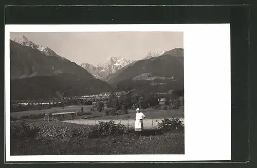 Foto-AK Mauthen, Bäuerin in ihrem Garten, Blick auf den Ort