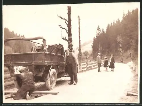 Fotografie Lastwagen, Pritsche mit Panne am Strassenrand, Handwerker während der Reparatur