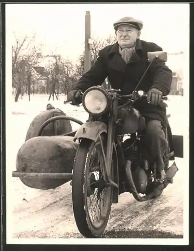 Fotografie Motorrad mit seltenem Seitenwagen, Fahrer fährt Krad im Winter