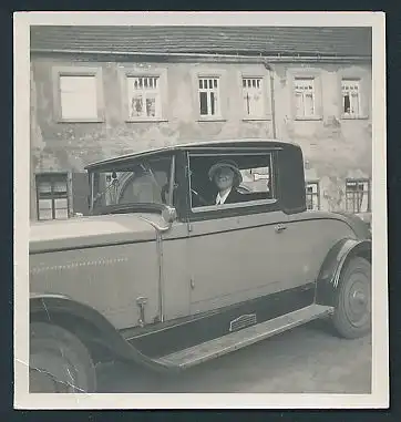 Fotografie Auto Opel, Hausfrau sitzt am Steuer des PKW's