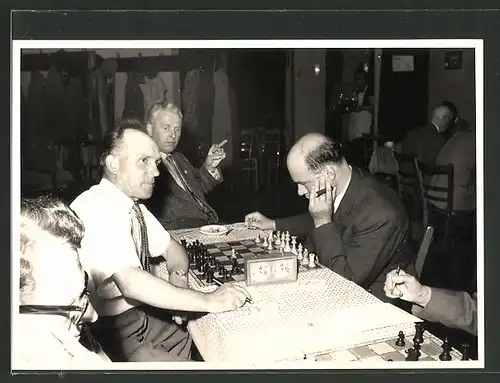 Foto-AK Schach-Spieler bei einem Turnier, Schach-Uhr