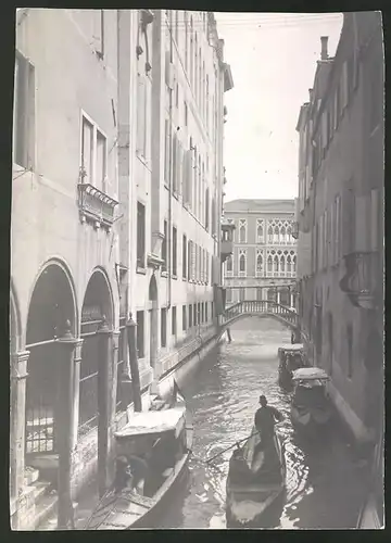 Fotografie Fotograf unbekannt, Ansicht Venedig, Gondel in einem Kanal