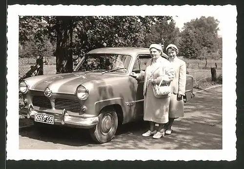 Fotografie Auto Ford Taunus 12m, "Weltkugel", Frauen neben PKW, Kfz-Kennz.. R693-339