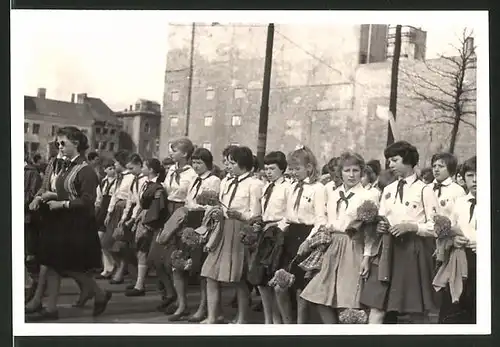 Fotografie Fotograf unbekannt, Ansicht Berlin, 1. Mai DDR Propaganda, Schulmädchen im Demonstrationszug