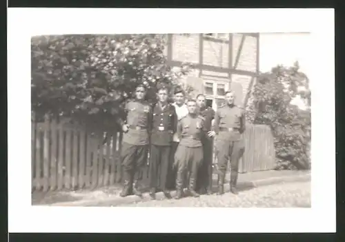 Fotografie DDR-KVP, Kasernierte Volkspolizei, Grenzer-Kameraden in Uniform