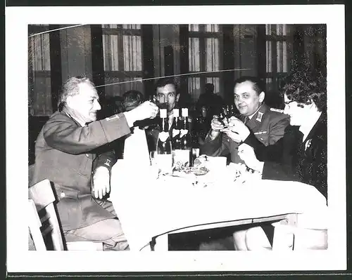 Fotografie DDR-VP, Volkspolizisten in Uniform betrinken sich im Restaurant