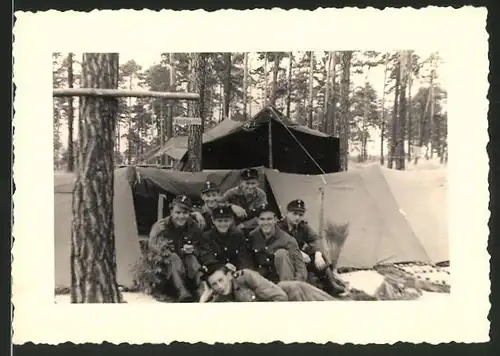 Fotografie DDR-KVP, Kasernierte Volkspolizei, Kameraden in Uniform im Feldlager vor einem Zelt