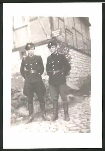 Fotografie DDR-KVP, Kasernierte Volkspolizei, Grenzer, Kameraden in Uniform