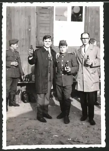 Fotografie Fotograf unbekannt, Ansicht Strausberg, Soldaten der NVA in Uniform trinken Bier