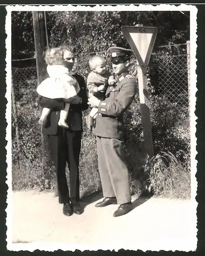 Fotografie DDR-KVP, Kasernierte Volkspolizei, Soldat in uniform hält Baby im Arm