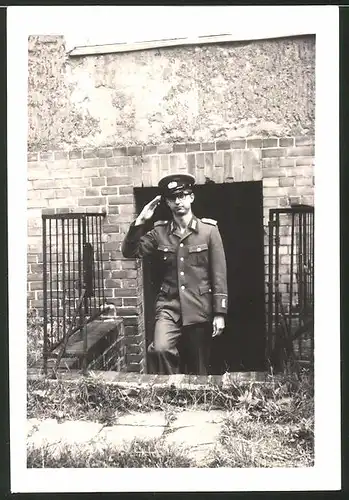 Fotografie DDR-NVA, Soldat der Volksarmee in Uniform salutiert