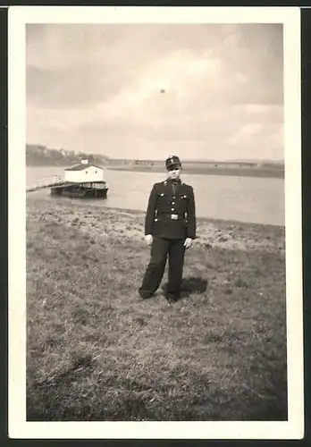 Fotografie DDR-KVP, Kasernierte Volkspolizei, Soldat in Uniform auf Patrouille