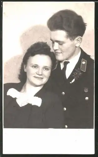 Fotografie DDR-KVP, Kasernierte Volkspolizei, Soldat in Uniform mit seinem Mädchen