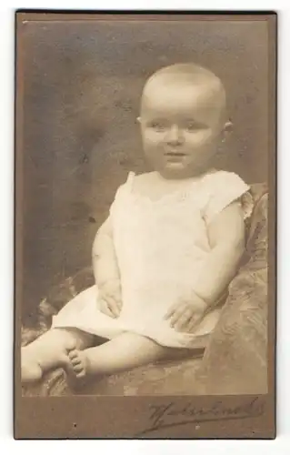 Fotografie Heinrich Helmbrecht, Eisenberg S. A., Baby im weissen Kleidchen