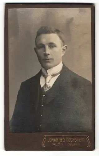 Fotografie Johannes Hochstein, Plön i. H., Portrait junger Mann im Anzug mit Krawatte
