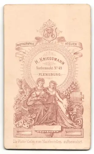 Fotografie H. Kriegsmann, Flensburg, Portrait Mädchen trägt modisches Kleid