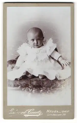 Fotografie Eduard Goertz, Neuendorf, niedliches Baby im Taufkleid