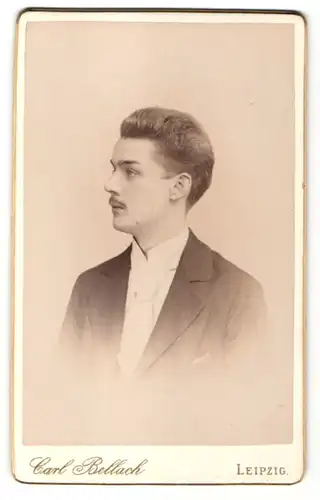 Fotografie Carl Bellbach, Leipzig, Portrait junger Mann mit Schnurrbart im Anzug