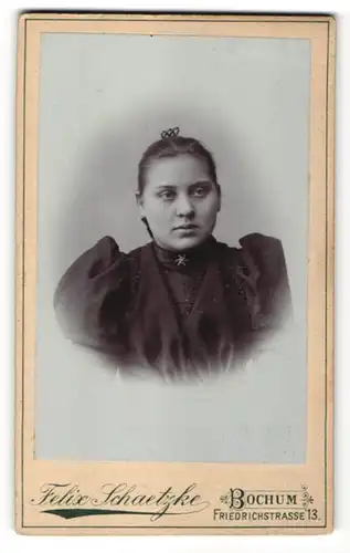 Fotografie Felix Schaetzke, Bochum, Portrait Mädchen mit Brosche im schwarzen Kleid