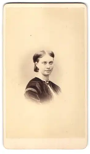 Fotografie J. F. Maurer, Landau / Pfalz, Portrait junge Dame mit Schmuck Halskette & Brosche