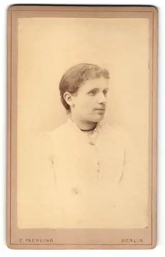 Fotografie E. Faehling, Berlin, Portrait junge Frau im weissen Kleid