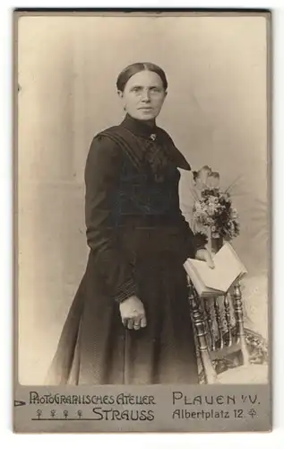 Fotografie Atelier Strauss, Plauen i. V., Edeldame mit Buch im schwarzen Kleid