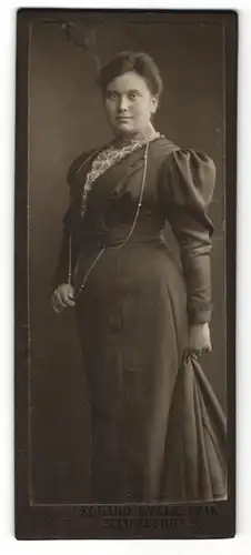 Fotografie Eduard Wolleschak, Naumburg a. S., Dame mit Halskette trägt elegantes Kleid