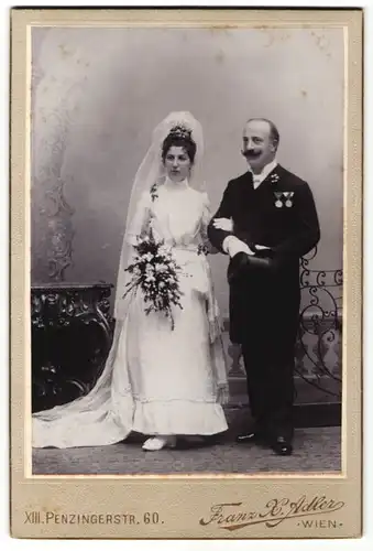 Fotografie Franz X. Adler, Wien, Hochzeitspaar kurz nach der Trauung, Bräutigam mit Orden