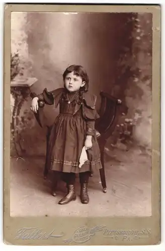 Fotografie Tallert, Pittsburgh PA, Mädchen mit Halskette im schwarzen Kleid