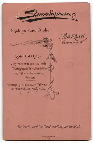 Fotografie Atelier Schwentführer, Berlin, Edelmann mit Zwicker & Zylinder elegant gekleidet