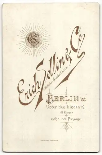 Fotografie Erich Sellin & Co., Berlin, Portrait Edelmann mit Bart trägt Anzug & Fliege