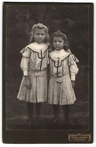 Fotografie Hugo Lösche, Rudolstadt, niedliche Schwestern tragen das gleiche Kleid