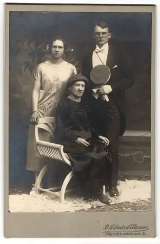 Fotografie B. Nieländer & T. Romauer, München, Dame im schwarzen Kleid, Bursche mit Schirmmütze, Mädchen im Sommerkleid