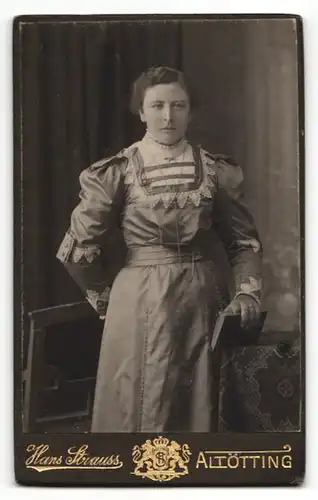 Fotografie Hans Strauss, Altötting, Ansicht Altötting, Kloster & Wallfahrtskirche, rückseitig Portrait hübsche Dame