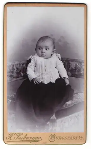 Fotografie H. Seeburger, Burgstädt i. S., Portrait Kleinkind auf einem Sessel
