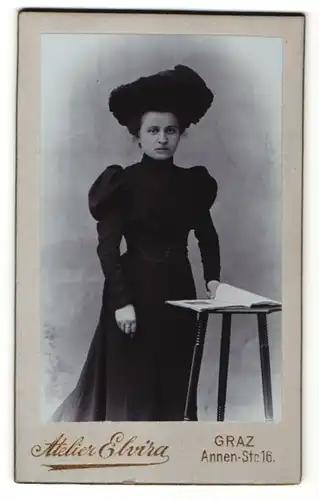 Fotografie Atelier Elvira, Graz, Portrait Bürgerliche im schwarzen Kleid mit Hut