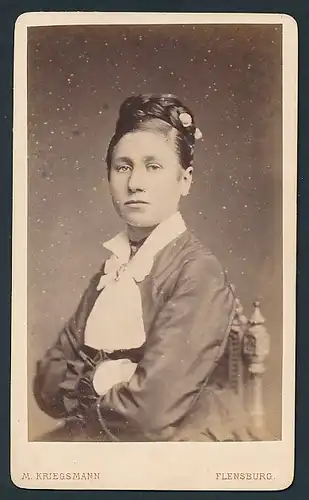 Fotografie M. Kriegsmann, Flensburg, Portrait junge Frau in Tracht