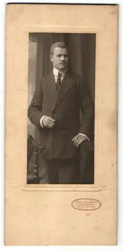 Fotografie Moriz Baumann, Augsburg, Portrait bürgerlicher Herr in Anzug