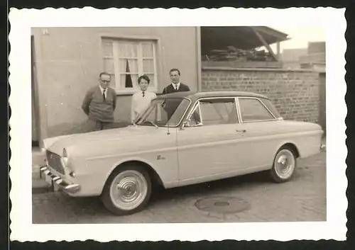 Fotografie Auto Ford Taunus 12m, junges Paar & Grossvater neben PKW stehend
