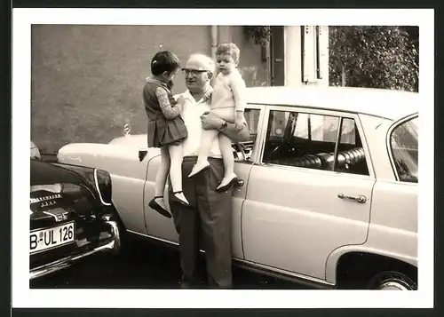 Fotografie Auto Mercedes Benz, Grossvater mit Enkelkindern neben Limousine