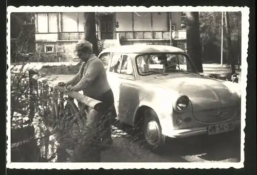 Fotografie Auto Sachsenring Trabant "Trabi", Hausfrau neben PKW stehend