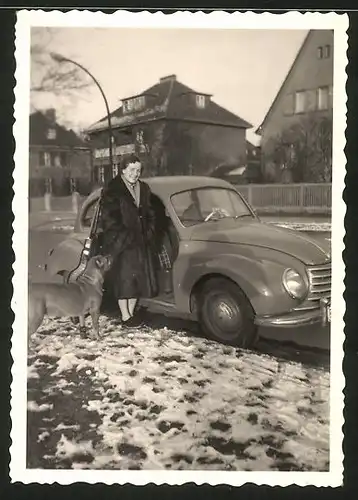 Fotografie Auto Audi-DKW, Hausfrau mit Hund am PKW im Winter